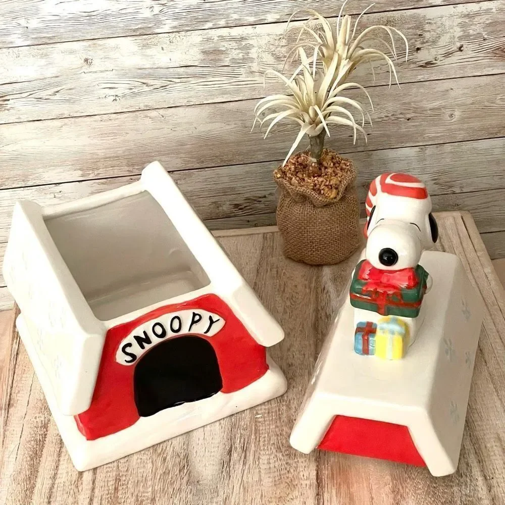 NWT Adorable Peanuts Snoopy Dog House Ceramic white Red Big Christmas Cookie Jar